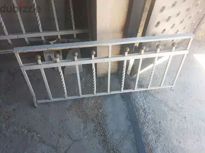 درابزين مرتب مع بوابة مطلع درج