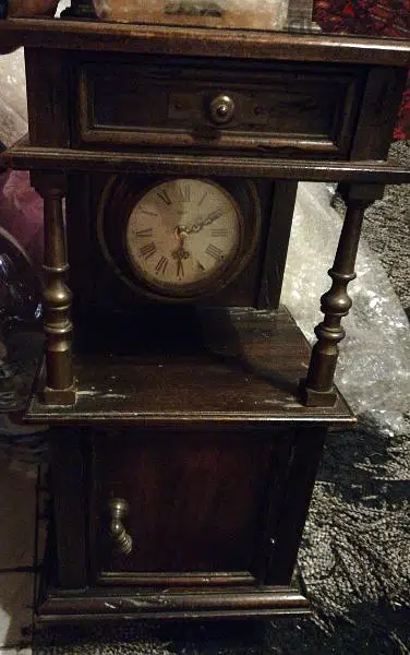 ساعة حيط قديمة  اثرية/ طول 48 cm عرض 22 cm