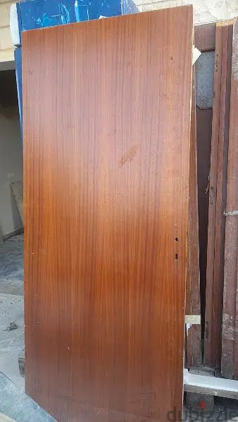 ٣ أبواب خشب مع حواجب وصناديق