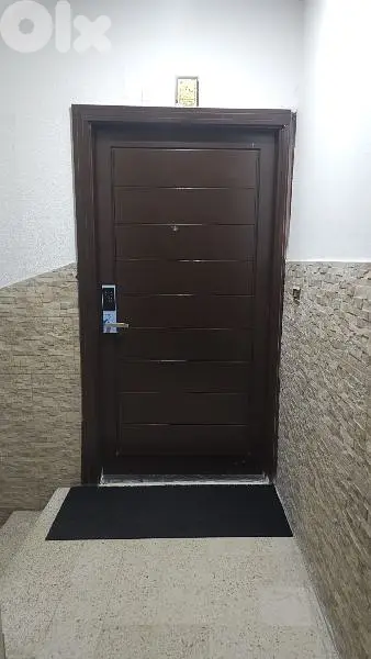تخت في غرفة مشتركه في  فواييه للرجال