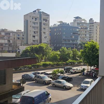 تخت في غرفة مشتركه في فواييه للرجال تخت في غرفة مشتركه في فواييه للرجال