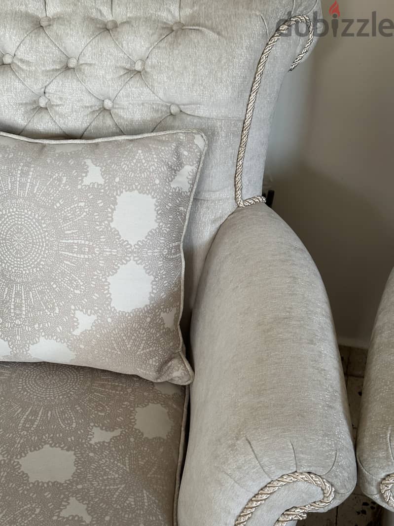 Big sofa and two armchairs 8