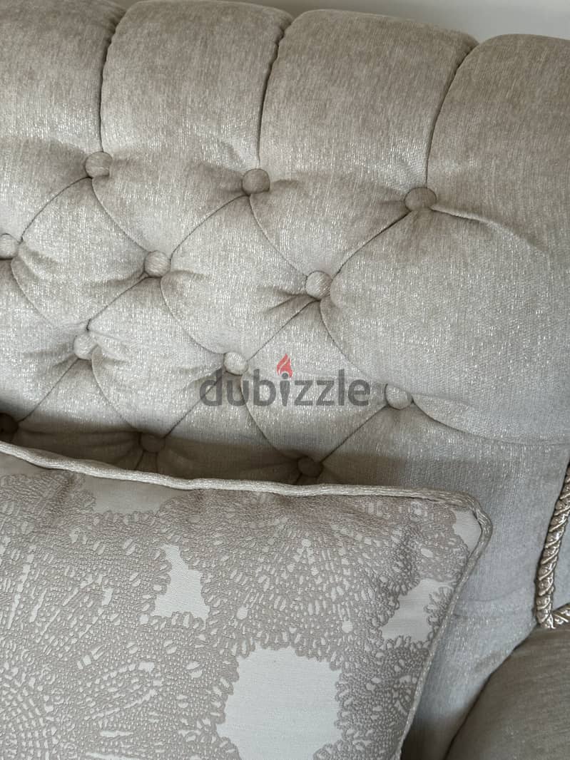 Big sofa and two armchairs 9