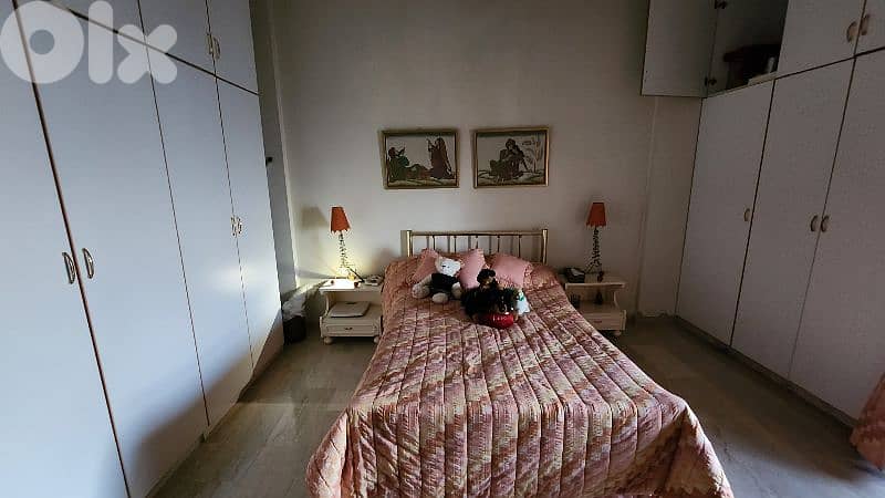 Queen Bed with 2 side tables and closet 0