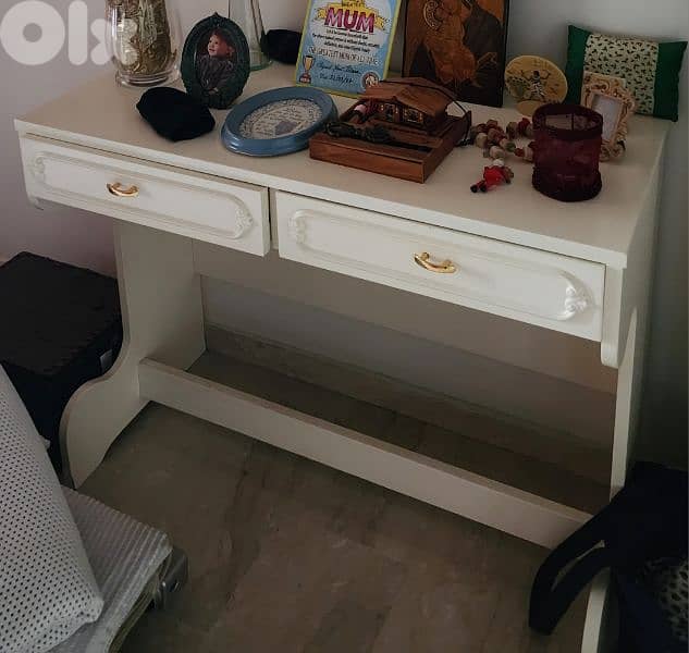 Queen Bed with 2 side tables and closet 4