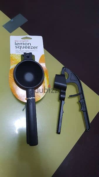lemon squeezer and garlic press 0