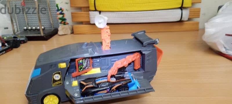 hotwheels truck + car for8$ 2