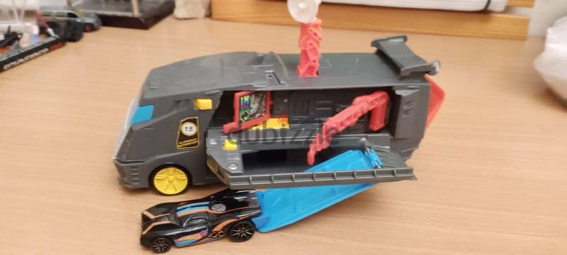 hotwheels truck + car for8$ 3