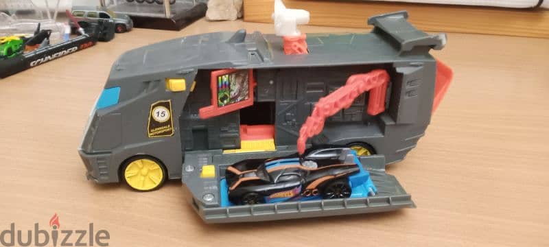 hotwheels truck + car for8$ 4