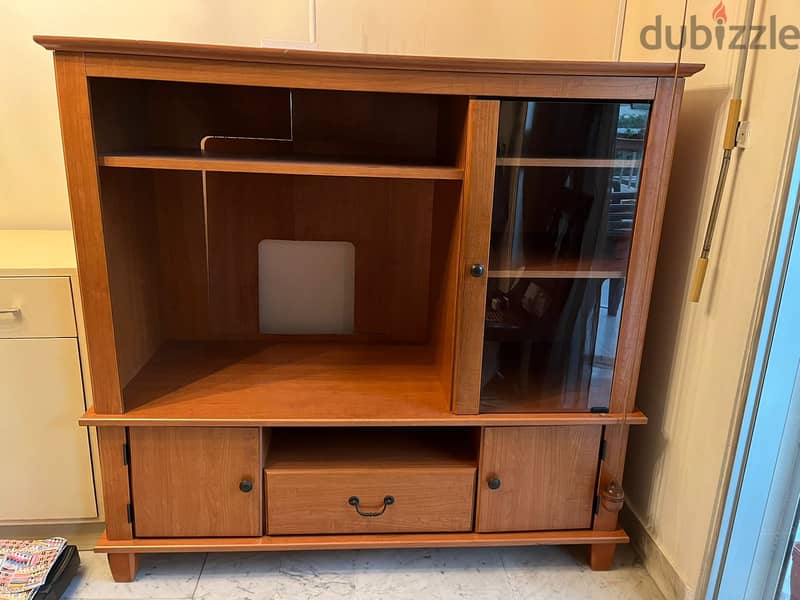 oak wood TV cabinet massive . very good condition 136x 56 depthx 128ht 0