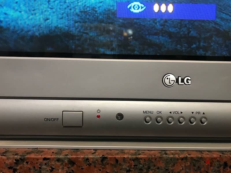 Television LG + table stand 7
