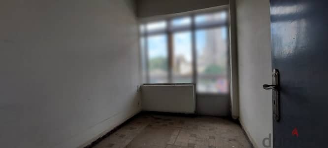 Office for rent in Fun El Chebbak مكتب للإيجار في فرن الشباك