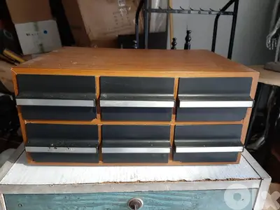 علبة كاسيتات للمسجلة عدد 2 جوارير 6 حوالي 80 كاسيت سعر الواحدة Sold
