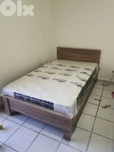 تخت 120cm مع فرشة طبية جديدة من المعمل