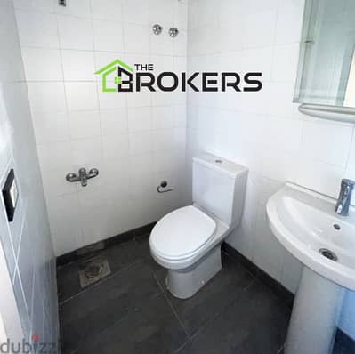 Office for Rent in Monot مكتب  للايجار في مونو