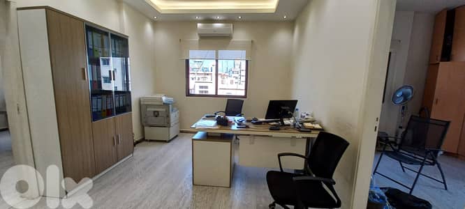 Furnished office in commercial Center for rentمكتب مفروش في المركز