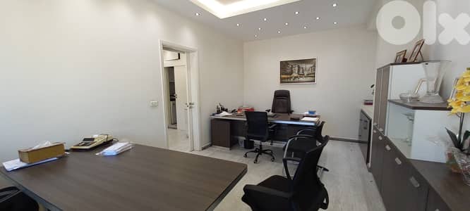 Furnished office in commercial Center for rentمكتب مفروش في المركز