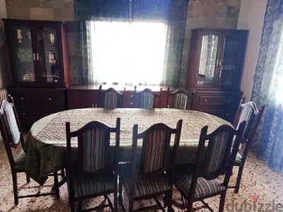 طاولة سفرة مع ٣ دراسوارات وكاراسي