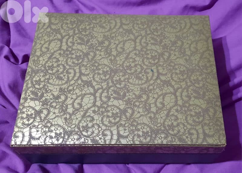box for gifts. علبة 2