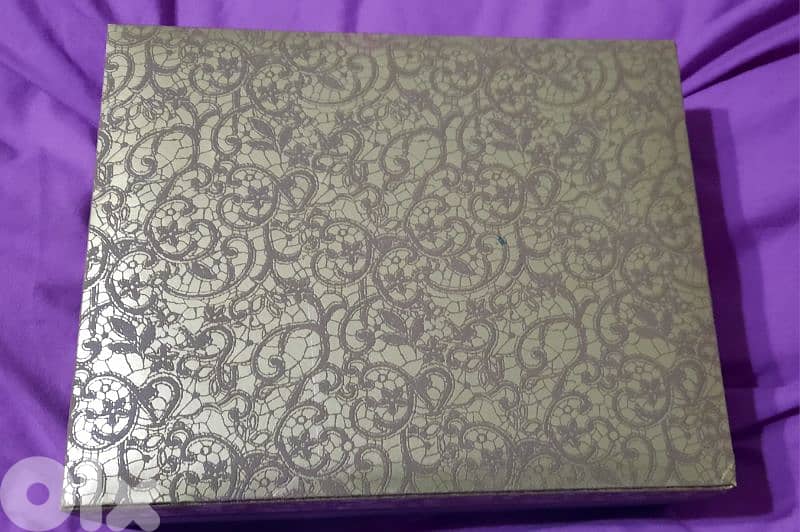 box for gifts. علبة 0