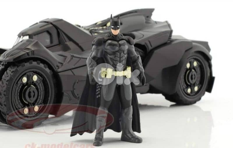 Batmobile Arkham Knight (w/ figure) diecast car model 1:24. 3