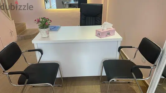 excellent desk and chairs