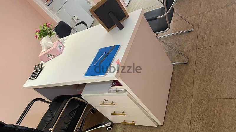 excellent desk and chairs 2