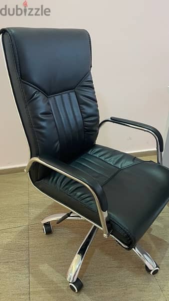 excellent desk and chairs 3