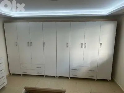 خزانة حجم كبير عرض 360 سم ملبسة من برا وجوا مع ظهر ملبس ابيض