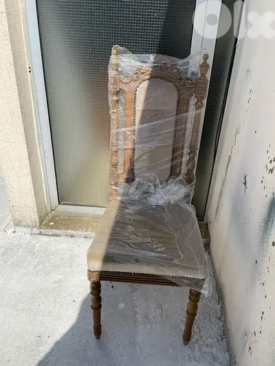 Chaise en bois (8x30=240 $)