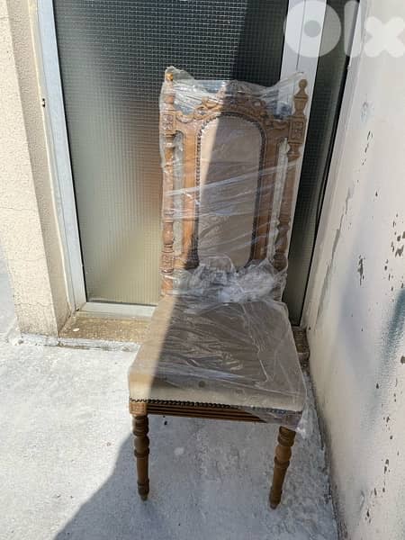 Chaise en bois (8x30=240 $) 0