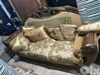 طقم كنبايات حفر خشب زان خمس قطع وطاولة