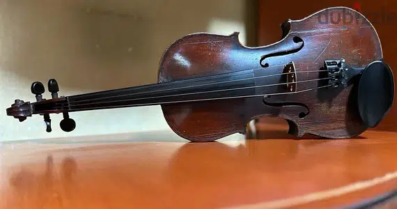 violin ايطالي  اثري قديم جدا صوت رائع  عمرها فوق ١٥٠ سنه