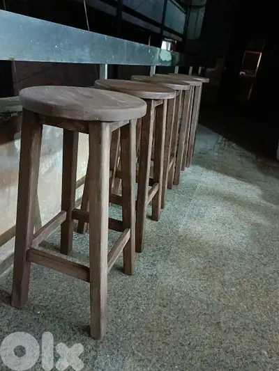 كرسي طابوري خشب مع دهان