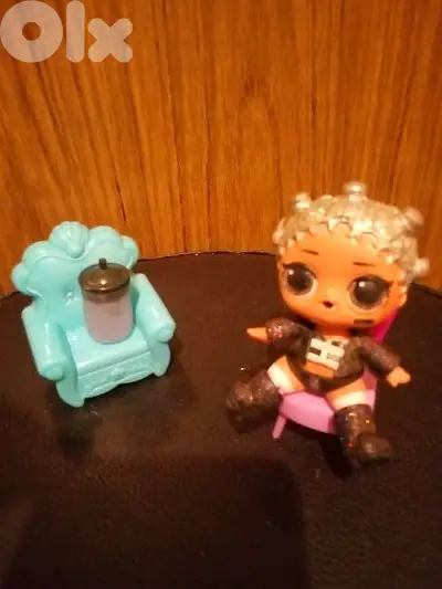 LOL OMG small wearing doll+her own shoes+Chair+saloon chair=13$