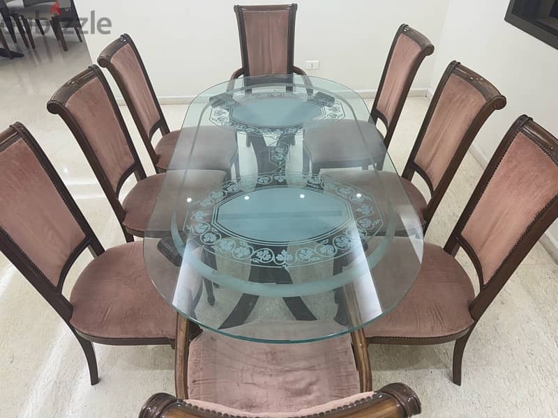 sell 8  chairs , showcase , and table all 1100$ 1