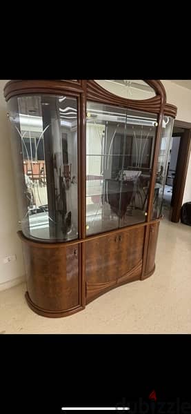 sell 8  chairs , showcase , and table all 1100$ 3