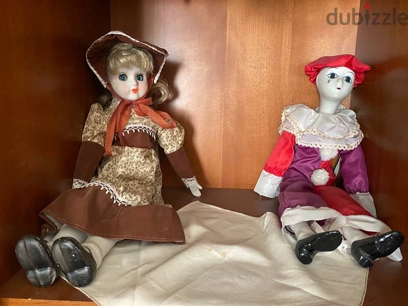 2 porcelain figurines 0