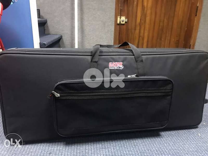 gator keyboard semi rigid case with wheels 0