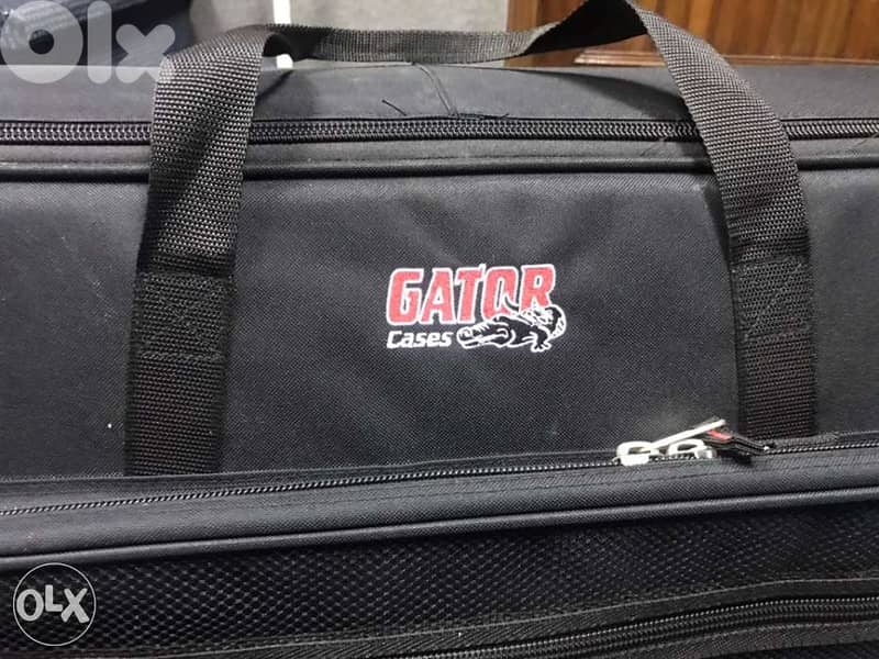 gator keyboard semi rigid case with wheels 1