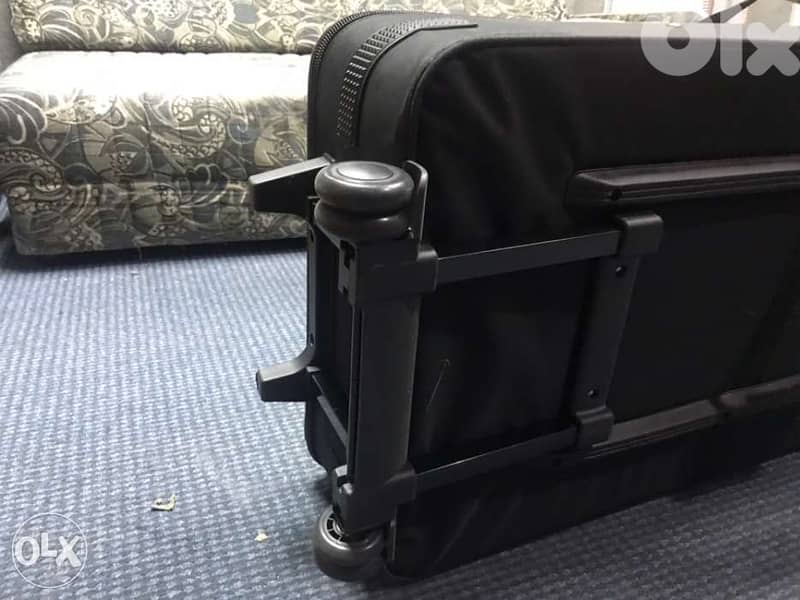 gator keyboard semi rigid case with wheels 3