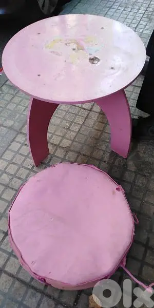 طاوله وكرسي