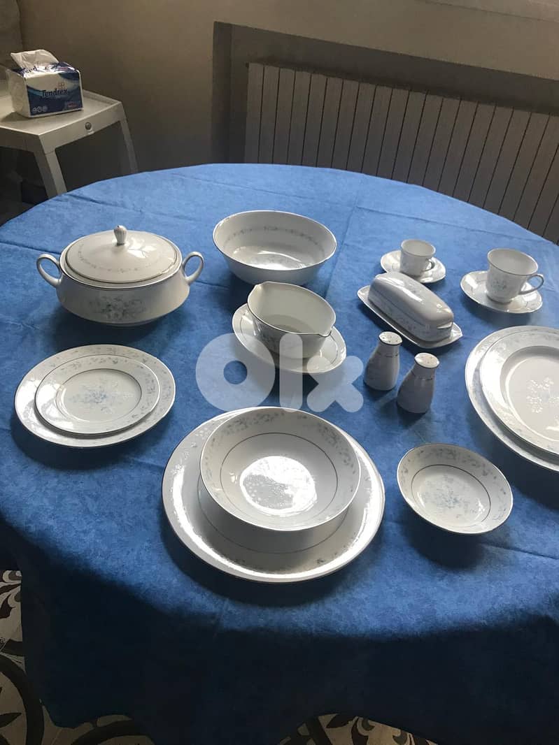SET OF NEW PORCELAIN PLATES FOR 24 PERSONS 0
