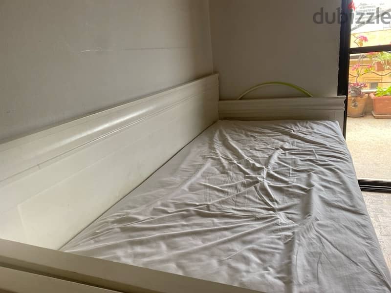 White bed with mattresse and a openable drawer 1