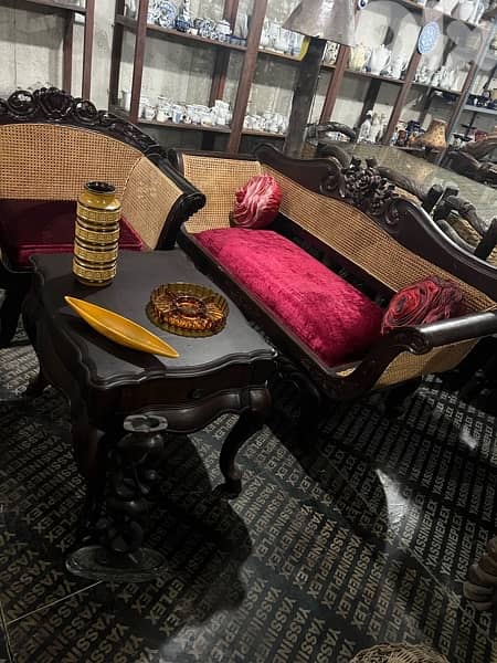 salon with table 4