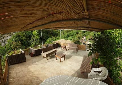 Rent a house with a garden in Mastita