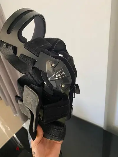 knee brace  مشد للركبة