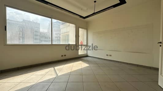Office for rent in Clemenceauمكتب للإيجار بكليمنصو