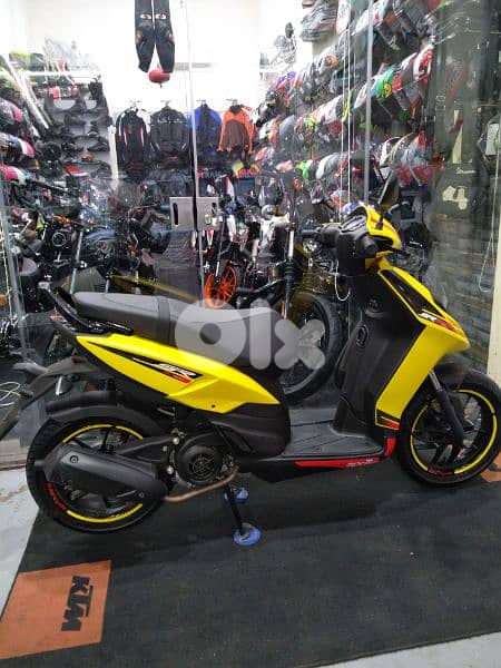 Aprilia SR 125cc 0klm model 2023 two years dealer warranty 3