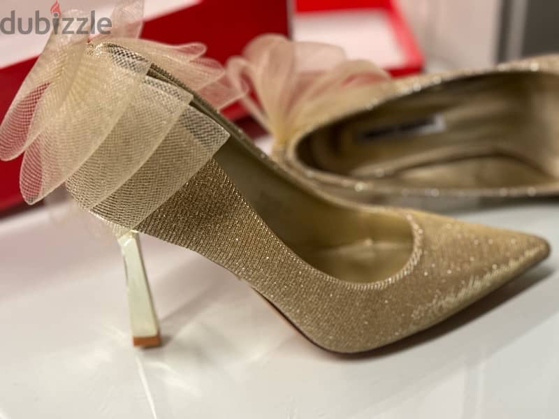 Hand and showlder bag; gold color and high quality. sac 11